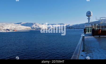 Hammerfest, Norvège - 03/02/2019: Touristes au pont supérieur du navire de croisière Hurtigruten MS Trollfjord en attente de l'arrivée dans le port de Hammerfest. Banque D'Images