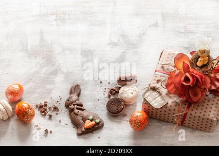 Pâques encore la vie avec des cadeaux et des bonbons sur fond de bois . le concept des vacances de Pâques. Banque D'Images