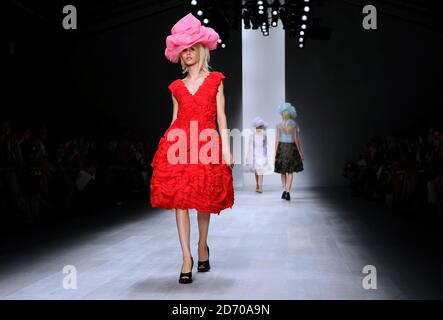 Un modèle sur la passerelle du spectacle de mode John Rocha, qui s'est tenu au centre de la BFC à Somerset House, dans le cadre de la London Fashion week. Banque D'Images