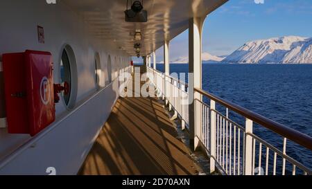 Sørøysundet, Norvège - 03/02/2019: Passerelle avec rampe du navire de croisière Hurtigruten MS Trollfjord passant la mer arctique avec la côte. Banque D'Images