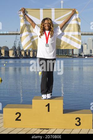 Alexandra Burke au triathlon Virgin Active London, qui a encouragé les gens à « être votre meilleur personnel », au centre Excel de l'est de Londres. Banque D'Images