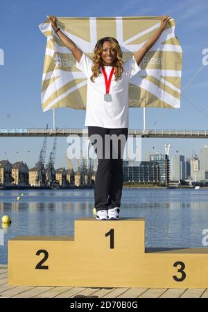 Alexandra Burke au triathlon Virgin Active London, qui a encouragé les gens à « être votre meilleur personnel », au centre Excel de l'est de Londres. Banque D'Images