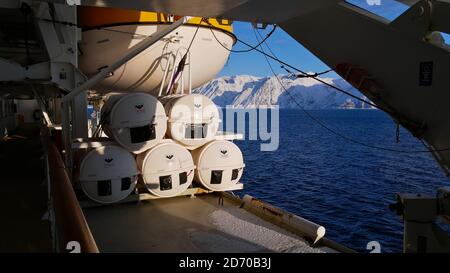 Sørøysundet, Norvège - 03/02/2019: Bateau de sauvetage et bouées de sauvetage montés sur le navire de croisière Hurtigruten MS Trollfjord passant l'océan polaire en hiver. Banque D'Images