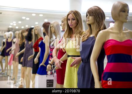 Lauren Pope photographié avec des mannequins lors d'un photocall pour le salon annuel de mode automne/hiver au centre commercial Lakeside dans l'Essex. Banque D'Images