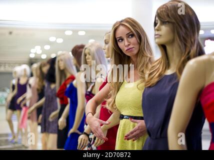 Lauren Pope photographié avec des mannequins lors d'un photocall pour le salon annuel de mode automne/hiver au centre commercial Lakeside dans l'Essex. Banque D'Images