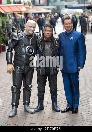 Robert Llewellyn, Craig Charles et Chris Barrie photographiés à l'extérieur du cinéma Prince Charles à Londres, pour marquer le lancement de Red Dwarf X, la nouvelle série de Red Dwarf qui est diffusée sur Dave en octobre. Banque D'Images