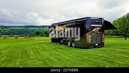 Illustration 3D d'un luxueux Entegra motorhome sur un terrain lors d'un voyage en famille Banque D'Images