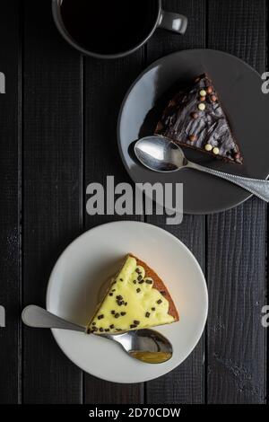Morceau de gâteau au citron et au chocolat sur l'assiette de dessert sur la table noire. Vue de dessus. Banque D'Images