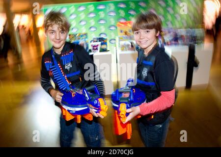 Harry et Harry, tous deux 12, jouent avec les Nerf Blasters à Dream Toys, une exposition des meilleurs jouets de l'année à l'église St Mary's Church à Marylebone, Londres. Banque D'Images