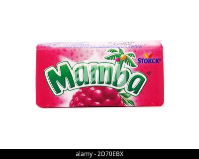 BUCAREST, ROUMANIE - 6 AOÛT 2015. Produits à mâcher aux fruits Mamba fabriqués par Storck. Mamba est l'une des plus anciennes marques de Storck Banque D'Images