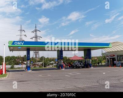 GALATI, ROUMANIE - 10 SEPTEMBRE 2015. Station-service OMV avec voiture de ravitaillement. OMV a été fondée en 1956 et est la plus grande entreprise pétrolière d'Autriche Banque D'Images