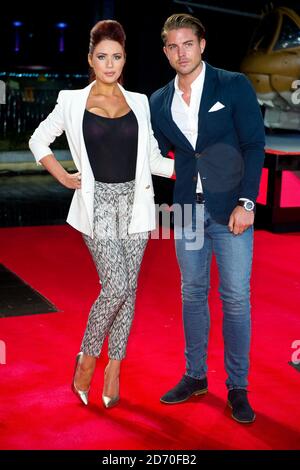 Amy Childs et David Peters assistent à la première d'UN bon jour pour mourir dur, au cinéma Empire à Leicester Square, Londres. Banque D'Images