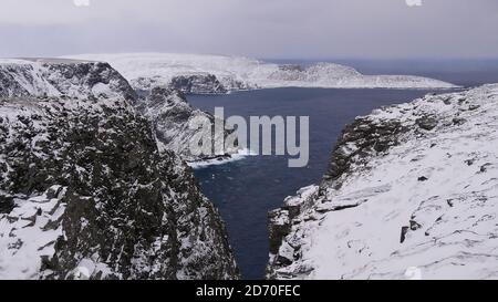 Majestueuses falaises enneigées à Nordkapp, nord de la Norvège, Scandinavie dans la mer arctique en hiver avec la péninsule de Knivskjellodden. Banque D'Images