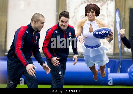 Flavia Cacace en photo avec les joueurs de rugby d'Angleterre Mike Brawn, Brad Barritt et Alex Goode lors du lancement de la RFU and O2 National Touch Rugby Tour, à la brasserie Truman à l'est de Londres. La tournée vise à promouvoir le sport de non-contact dans toute l'Angleterre. Banque D'Images