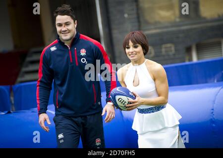 Flavia Cacace en photo avec le joueur de rugby d'Angleterre Brad Barritt lors du lancement du tournoi de rugby RFU et O2 National Touch, à la brasserie Truman dans l'est de Londres. La tournée vise à promouvoir le sport de non-contact dans toute l'Angleterre. Banque D'Images