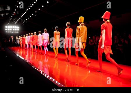 Un modèle porte un dessin de Jasper Conran, lors du spectacle de passerelle automne/hiver 2013 dans le cadre de la semaine de la mode de Londres à Somerset House, Londres. Banque D'Images