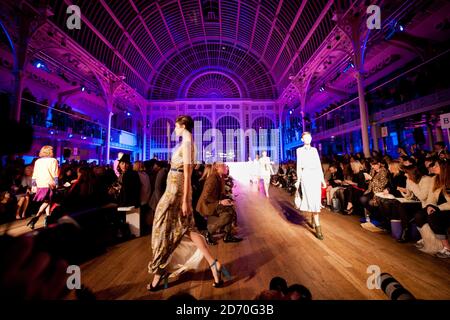 Les modèles portent des créations de Matthew Williamson lors du spectacle de passerelle automne/hiver 2013 dans le cadre de la Fashion week de Londres à l'Opéra Royal de Londres. Banque D'Images