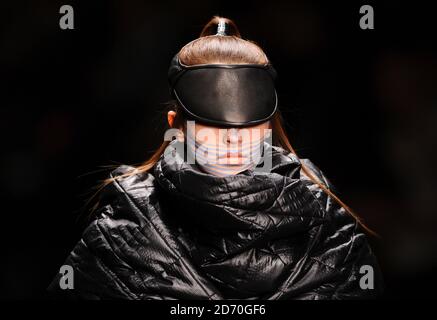 Un modèle porte une création de Hiazhen Wang lors du défilé de l'automne/hiver 2013, dans le cadre de la London Fashion week à Somerset House, Londres. Banque D'Images