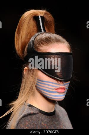 Un modèle porte une création de Hiazhen Wang lors du défilé de l'automne/hiver 2013, dans le cadre de la London Fashion week à Somerset House, Londres. Banque D'Images