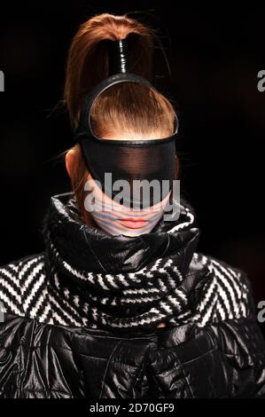 Un modèle porte une création de Hiazhen Wang lors du défilé de l'automne/hiver 2013, dans le cadre de la London Fashion week à Somerset House, Londres. Banque D'Images