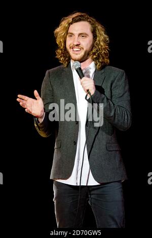 Seann Walsh photographié sur scène lors de la War Child Comedy Night, en aide à la charité qui aide les enfants dans les pays touchés par les conflits, à l'Empire Bush du Berger à Londres. Banque D'Images