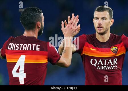 din Dzeko de Roma (R) et Bryan Cristante célèbrent Henrikh L'objectif de Mkhitaryan qui a été annulé par la VAR pendant le Championnat italien série A Banque D'Images