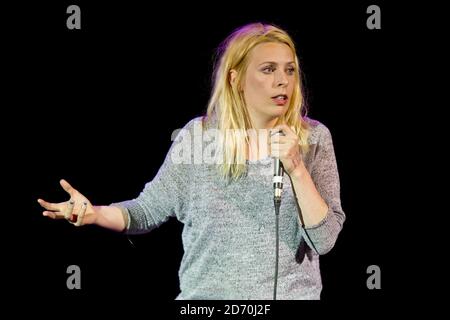 Sara Pascoe se exécutant à The War on Want Comedy Gig, à l'O2 Shepherd's Bush Empire à l'ouest de Londres. Banque D'Images