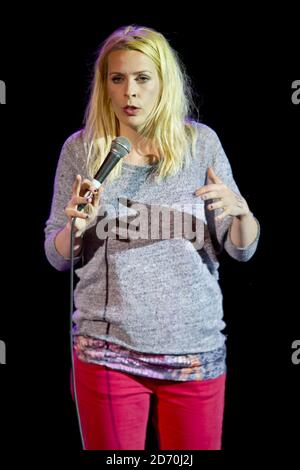 Sara Pascoe se exécutant à The War on Want Comedy Gig, à l'O2 Shepherd's Bush Empire à l'ouest de Londres. Banque D'Images