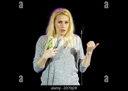 Sara Pascoe se exécutant à The War on Want Comedy Gig, à l'O2 Shepherd's Bush Empire à l'ouest de Londres. Banque D'Images