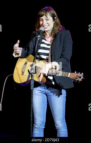 ISY Suttie se produit à The War on veut Comedy Gig, à l'O2 Shepherd's Bush Empire à l'ouest de Londres. Banque D'Images