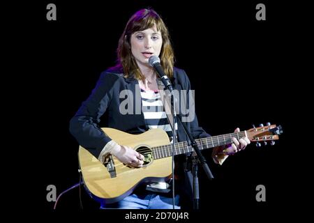 ISY Suttie se produit à The War on veut Comedy Gig, à l'O2 Shepherd's Bush Empire à l'ouest de Londres. Banque D'Images