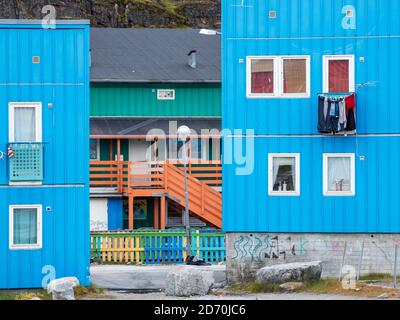 Quartier moderne avec maisons colorées. Ville d'Ilulissat sur les rives de la baie de Disko dans l'ouest du Groenland, centre touristique, administratif et économique Banque D'Images