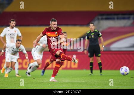 ordan Veretout marque 3-2 buts par pénalité lors du championnat italien Serie UN match de football entre AS Roma et Benevento Calcio le 18 octobre, Banque D'Images