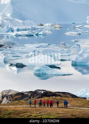 Touristes admirant le fjord. Ilulissat Icefjord aussi appelé kangia ou Ilulissat Kangerlua. L'icefjord est classé au patrimoine mondial de l'UNESCO. Amérique, N Banque D'Images