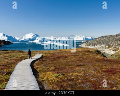 Touristes admirant le fjord. Ilulissat Icefjord aussi appelé kangia ou Ilulissat Kangerlua. L'icefjord est classé au patrimoine mondial de l'UNESCO. Amérique, N Banque D'Images