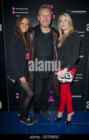 Anthony, Emily et Daisy Head assistent à la première de beaucoup d'ADO à propos de rien, au cinéma Apollo dans le centre de Londres. Banque D'Images