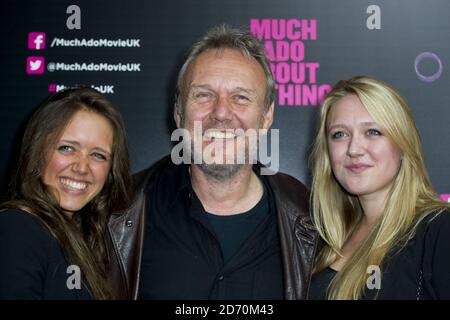 Anthony, Emily et Daisy Head assistent à la première de beaucoup d'ADO à propos de rien, au cinéma Apollo dans le centre de Londres. Banque D'Images