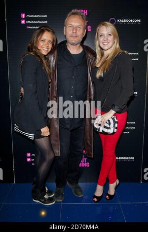 Anthony, Emily et Daisy Head assistent à la première de beaucoup d'ADO à propos de rien, au cinéma Apollo dans le centre de Londres. Banque D'Images