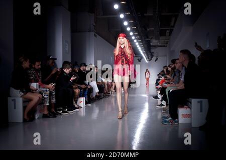 Un modèle sur la passerelle du défilé de mode Katie Eary, tenu à l'espace de spectacle de la Maison Victoria pendant les collections de Londres : hommes. Banque D'Images