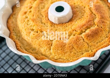 Refroidissement fraîchement cuit un gâteau de livre de citron sur un panier de cuisine froid. Banque D'Images