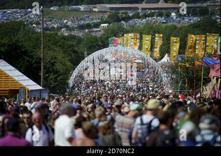 Les amateurs de festival apprécient le temps chaud au festival Glastonbury, à la ferme de digne, dans le Somerset. Banque D'Images