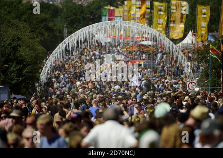 Les amateurs de festival apprécient le temps chaud au festival Glastonbury, à la ferme de digne, dans le Somerset. Banque D'Images