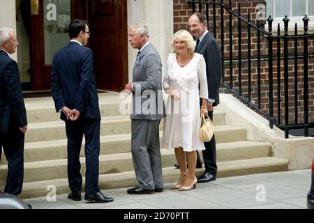 Le prince Charles et la duchesse de Cornwall arrivent à l'aile Lindo de l'hôpital St Mary, à Londres, pour visiter la duchesse de Cambridge, le prince William et leur fils nouveau-né. Banque D'Images