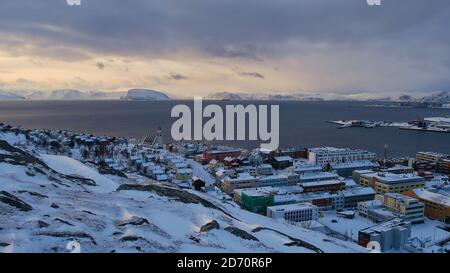 Hammerfest, Norvège - 03/01/2019: Vue aérienne du centre de Hammerfest situé sur la côte de la mer arctique avec des montagnes enneigées. Banque D'Images