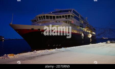 Honningsvåg, Norvège - 03/02/2019: Navire de croisière Hurtigruten (ferry RoRo) MS Trollfjord arrivant à l'embarcadère dans le port de Honningsvåg en début de matinée. Banque D'Images