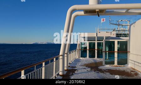 Sørøysundet, Norvège - 03/02/2019: Vue sur la mer arctique depuis le pont supérieur du navire de croisière Hurtigruten (ferry RoRo) MS Trollfjord en hiver. Banque D'Images