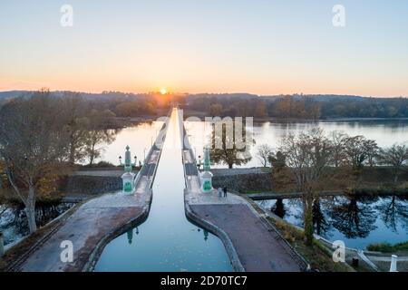 France, Loiret, Briare, le Pont-Canal de Briare transportant le canal latéral vers la Loire sur la Loire (vue aérienne) // France, Loiret (45), Briare, Banque D'Images