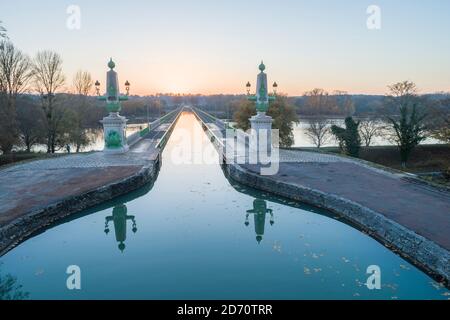 France, Loiret, Briare, le Pont-Canal de Briare transportant le canal latéral vers la Loire sur la Loire // France, Loiret (45), Briare, pont-Canal de Banque D'Images