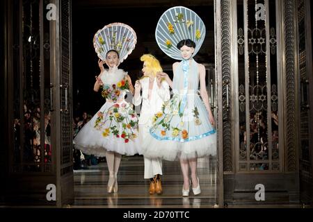 PAM Hogg sur la passerelle après son défilé de mode, qui s'est tenu à l'espace du spectacle Vauxhall Fashion Scout dans le cadre de la semaine de la mode de Londres printemps/été 2014. Banque D'Images