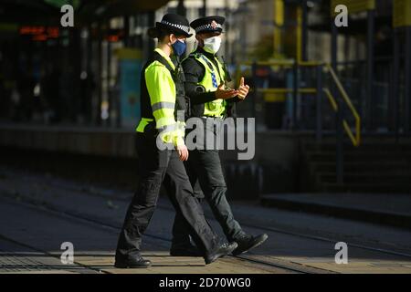 Les policiers portant un masque facial sur la place Saint-Pierre, à Manchester, alors que le gouvernement se prépare à imposer de nouveaux contrôles stricts contre le coronavirus à 2.8 millions de personnes après que les discussions avec les dirigeants locaux du Grand Manchester n'aient pas abouti à un accord. Les dirigeants ont été donnés jusqu'à midi mardi pour parvenir à un accord, ou pour faire face à une action unilatérale du gouvernement, après 10 jours de négociations n'ont pas réussi à parvenir à un accord. Banque D'Images